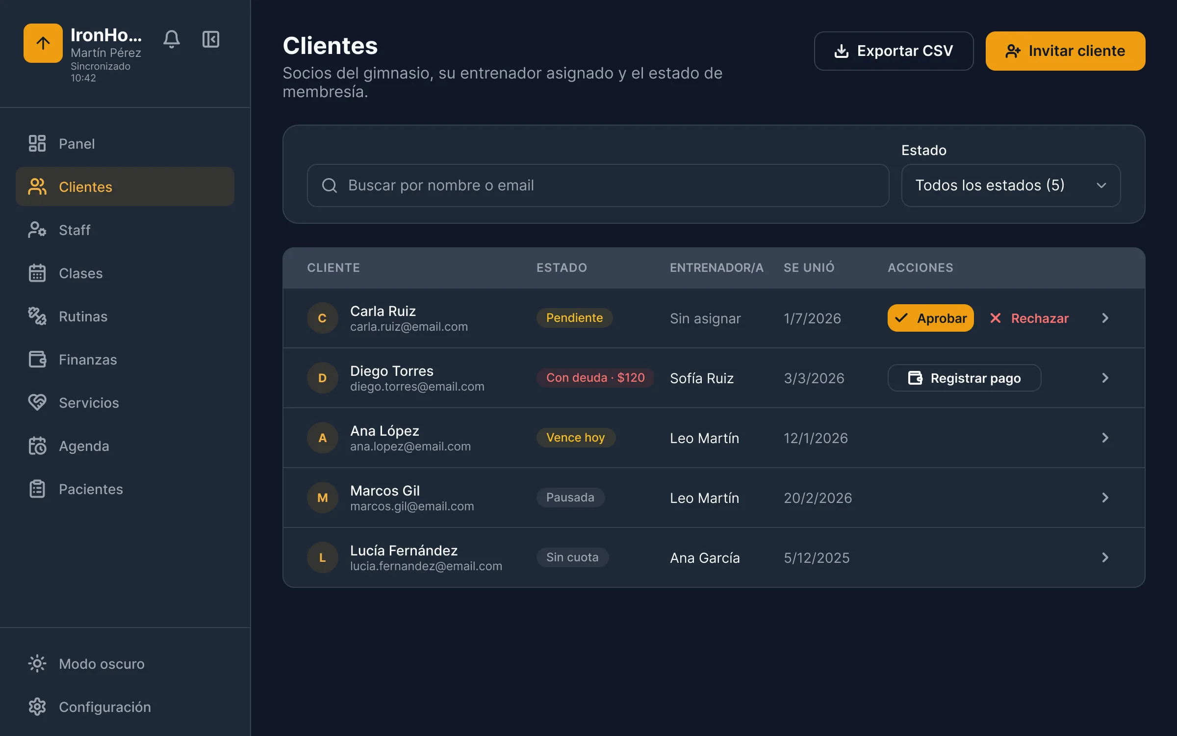Lista de clientes de Elevate Gym en escritorio con estado, entrenador y cuotas